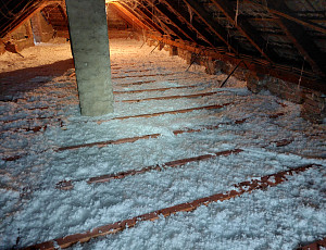 Zateplení stropu zděného rodinného domu pomocí foukané izolace